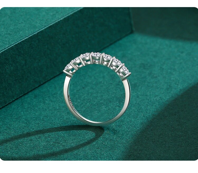 Babette | Sparkling Round Band Ring